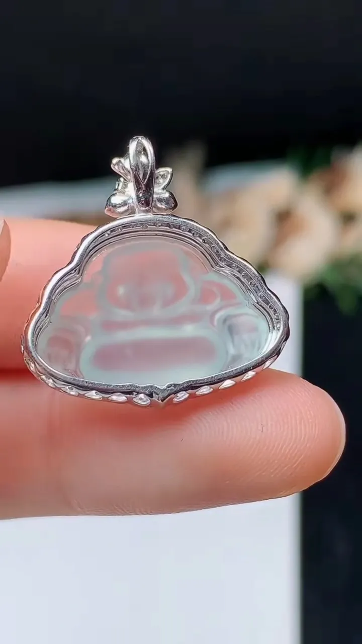 天然A货翡翠白冰佛公吊坠，尺寸23.2-22.4-8.4，裸石13.3-20，重量:3.12g
10月31日