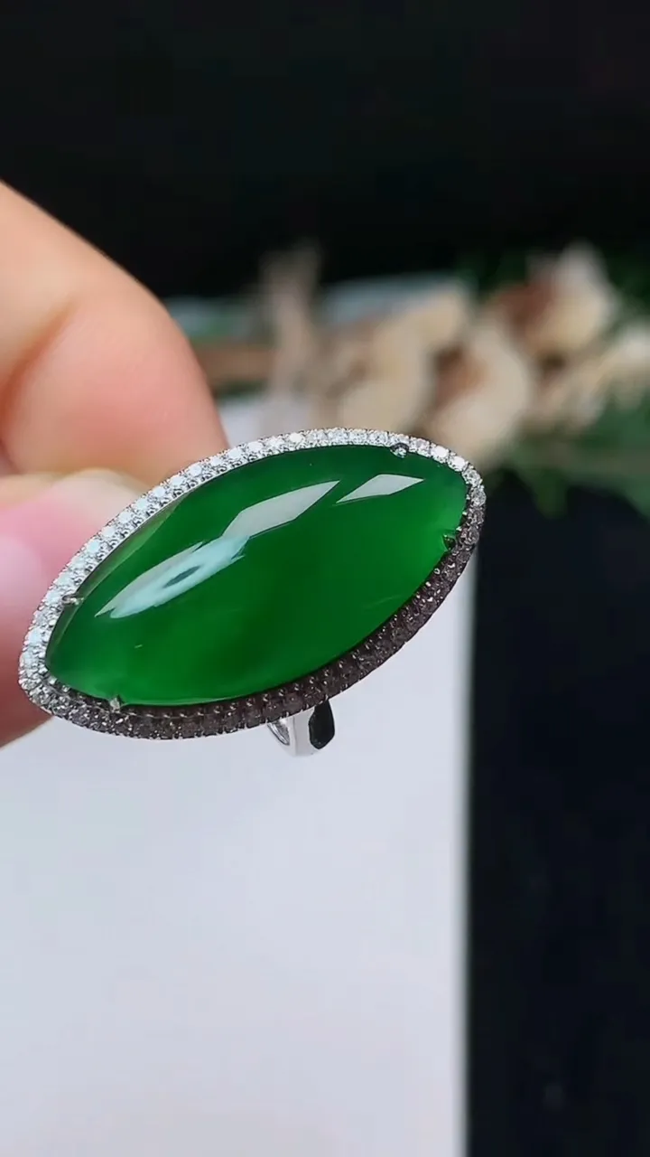 天然A货翡翠随形戒指，尺寸17.2-24.7-11.7，重量:5.97g2025年10月31日
工厂直销收藏佳品,种好水足，色泽均匀，有种有色，上手高大气！