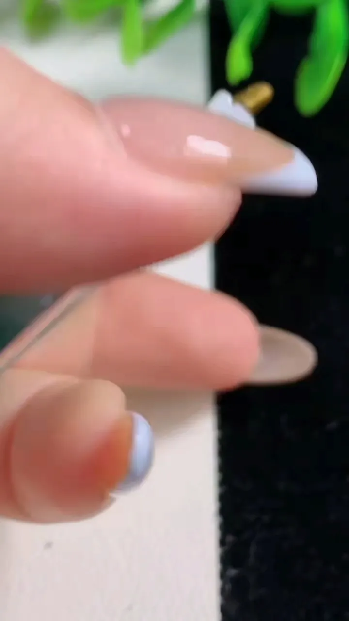 天然A货翡翠冰种飘花生肖兔吊坠，尺寸52.8-45.4-6，重量:28.29g
10月31日