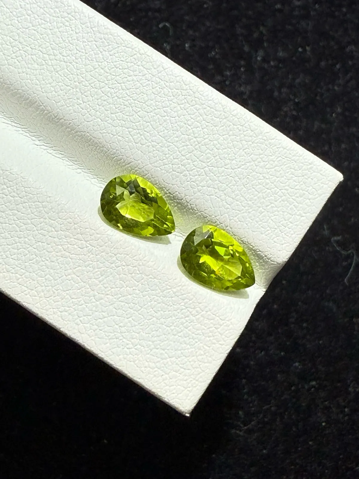 2.93ct天然橄榄石裸石，尺寸8.9×5.9×4.1mm，颜色美艳，晶体通透，火彩足