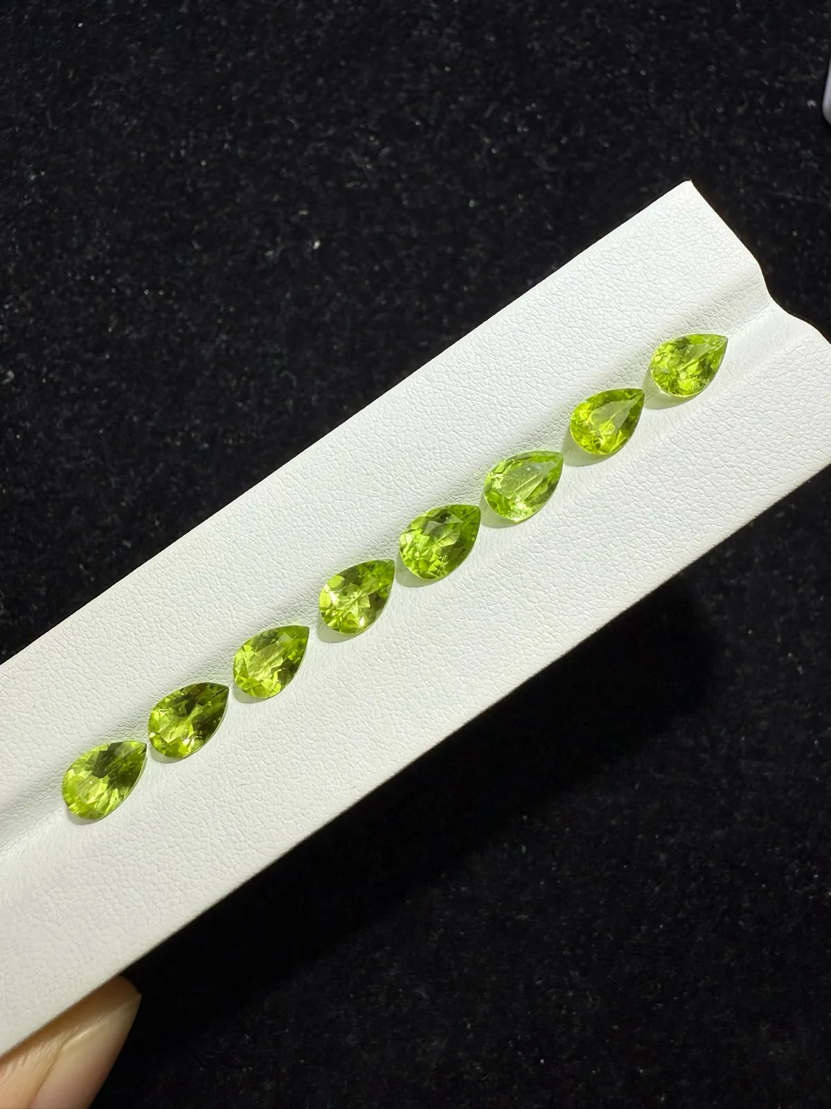 10.345ct天然橄榄石裸石，尺寸9.1×6.1×4.2mm，颜色美艳，晶体通透，火彩足