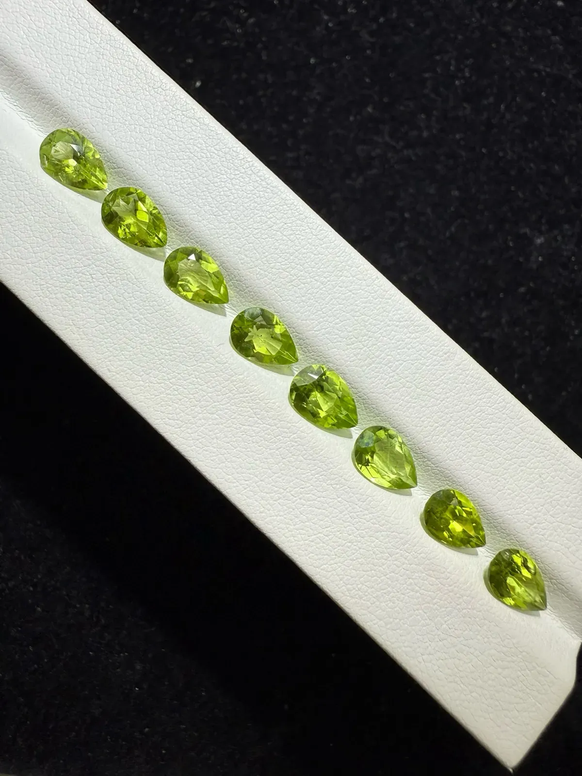 10.345ct天然橄榄石裸石，尺寸9.1×6.1×4.2mm，颜色美艳，晶体通透，火彩足