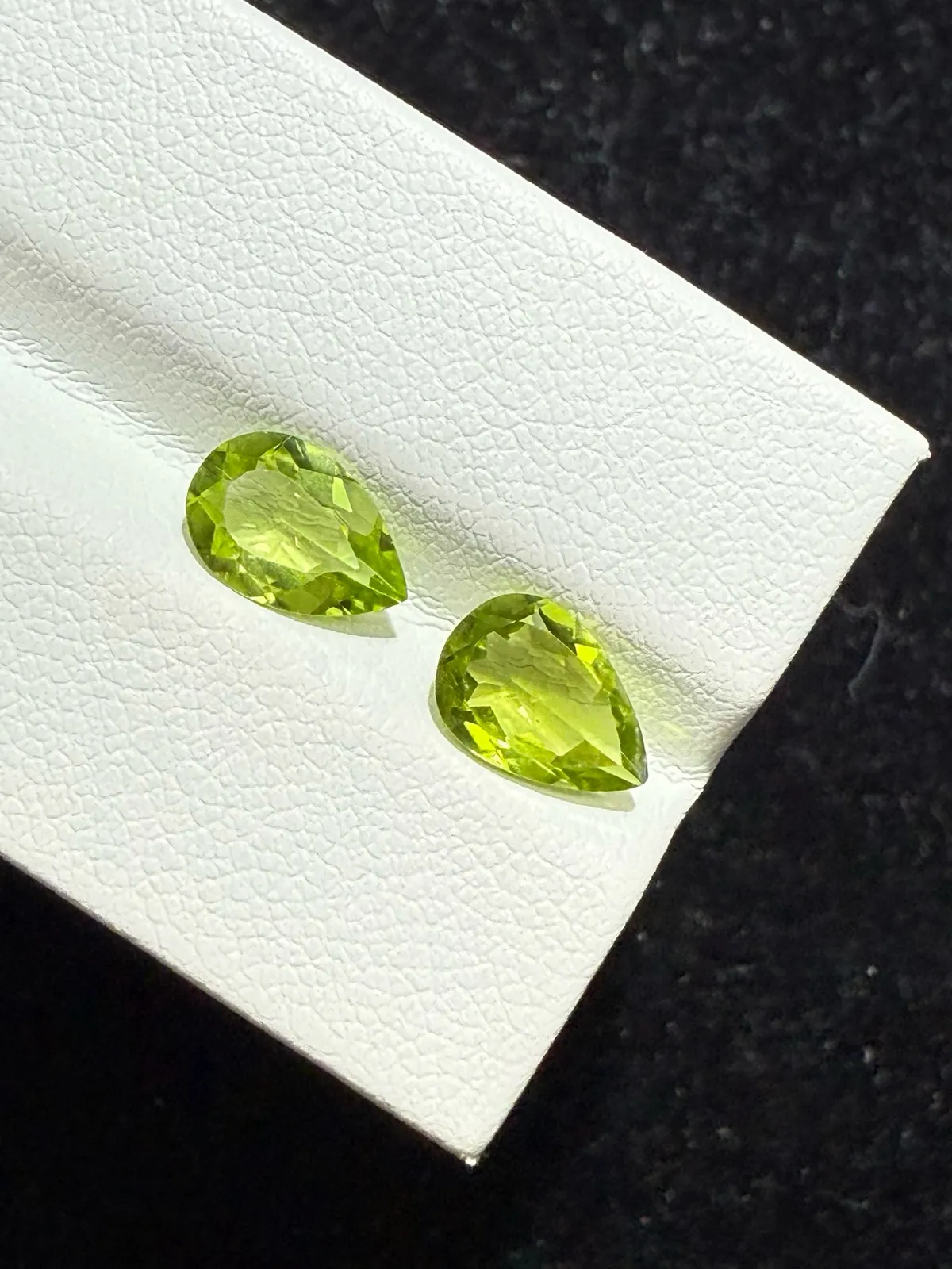 2.375ct天然橄榄石裸石，尺寸8.8×6.1×3.2mm，颜色美艳，晶体通透，火彩足