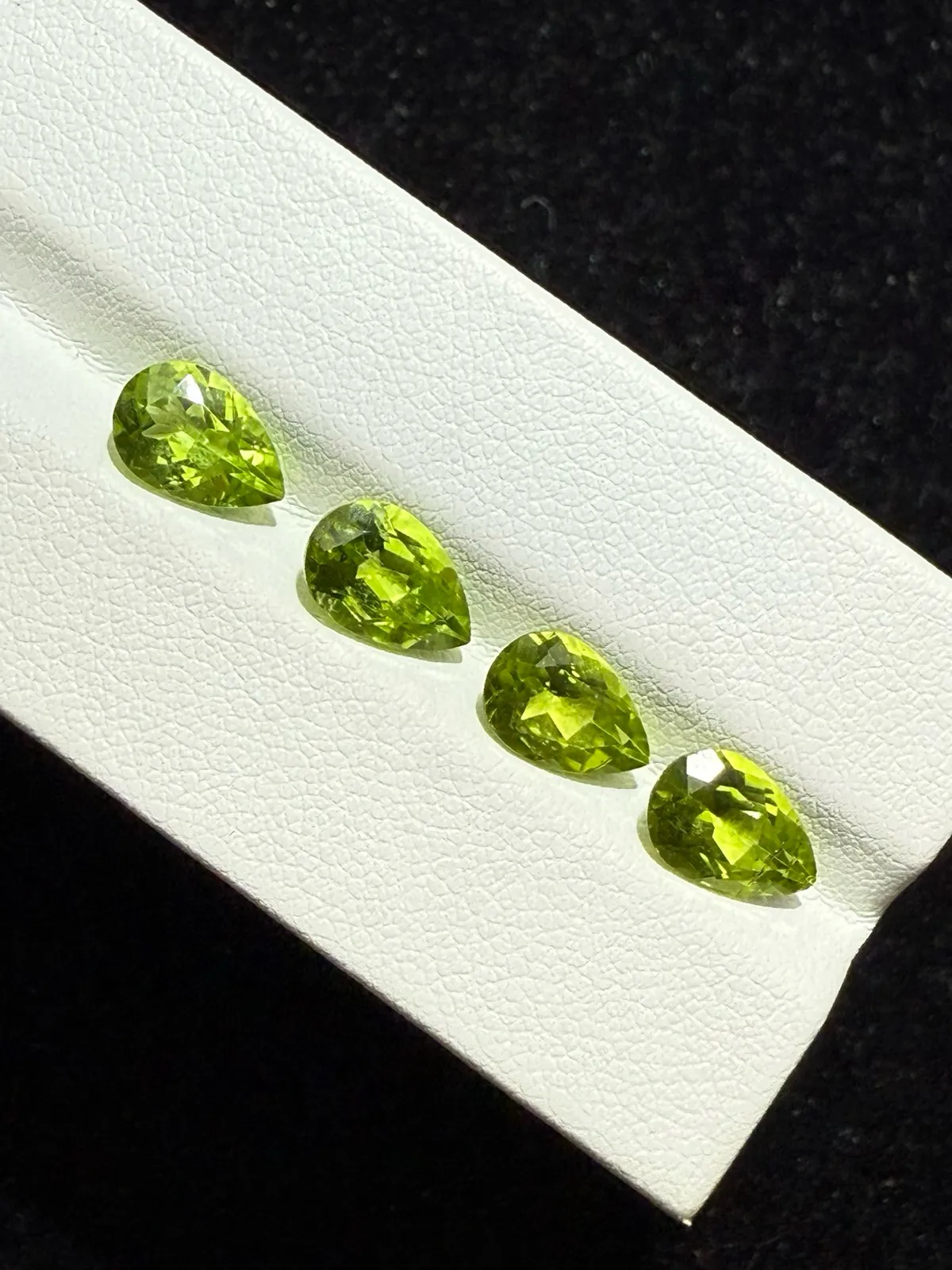 5.94ct天然橄榄石裸石，尺寸9.1×6.1×4.5mm，颜色美艳，晶体通透，火彩足