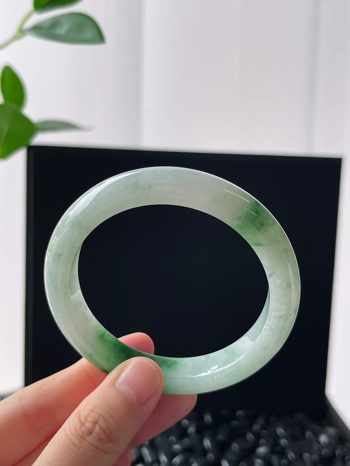 正圈55圈口，翡翠糯化种飘绿手镯