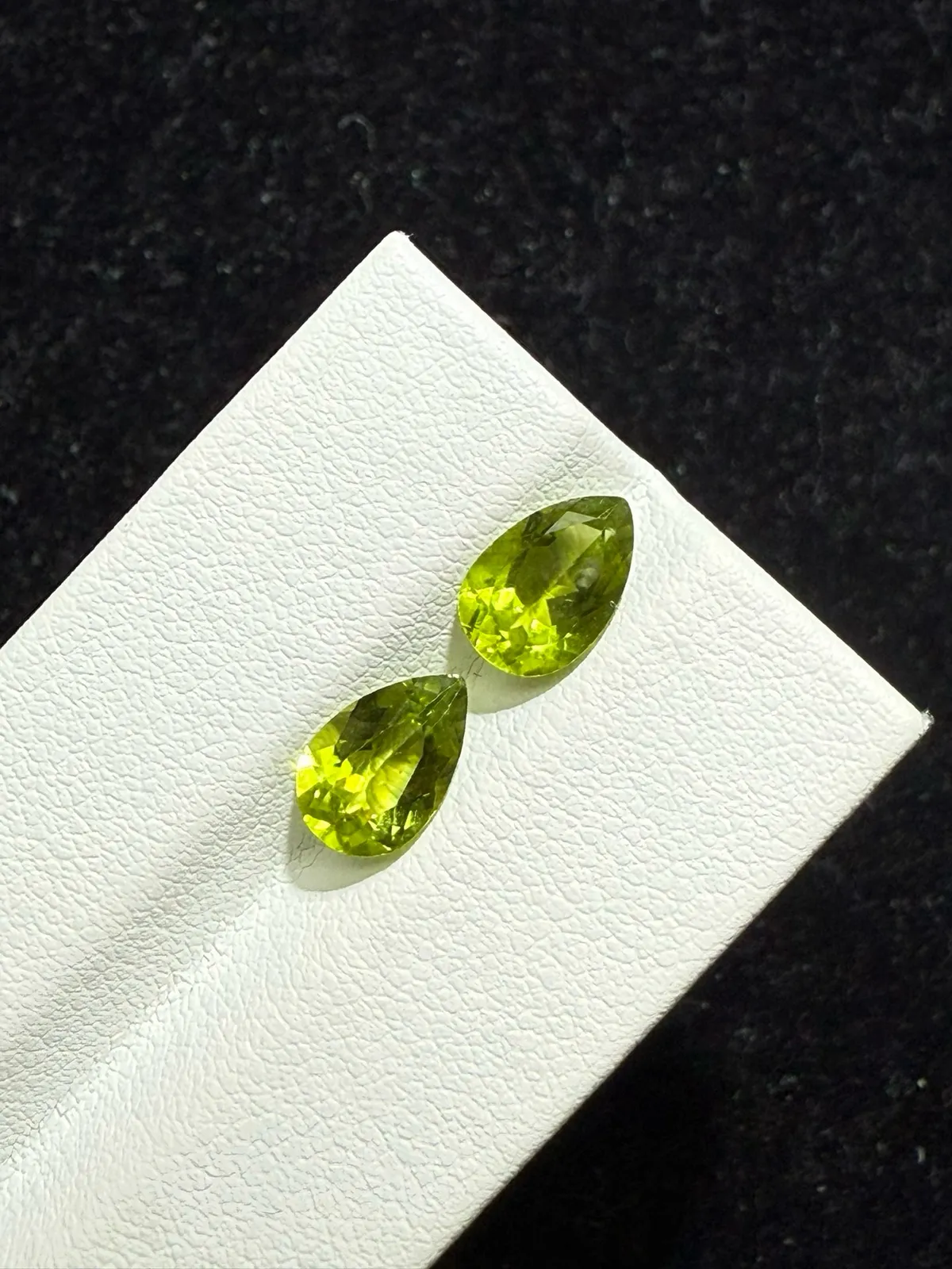 2.93ct天然橄榄石裸石，尺寸8.9×5.9×4.1mm，颜色美艳，晶体通透，火彩足