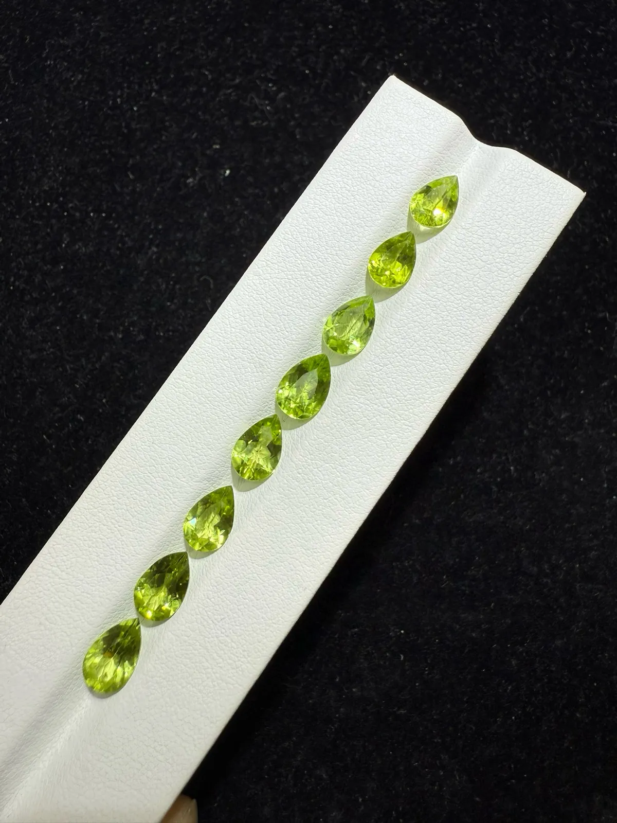 10.345ct天然橄榄石裸石，尺寸9.1×6.1×4.2mm，颜色美艳，晶体通透，火彩足