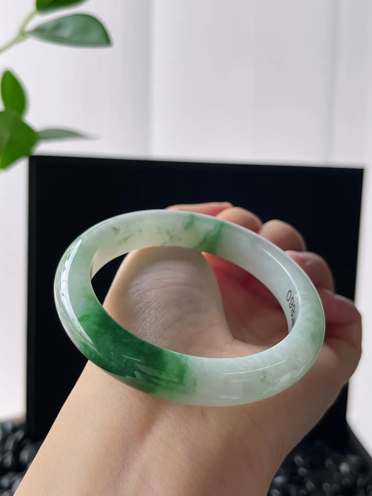 正圈55圈口，翡翠糯化种飘绿手镯