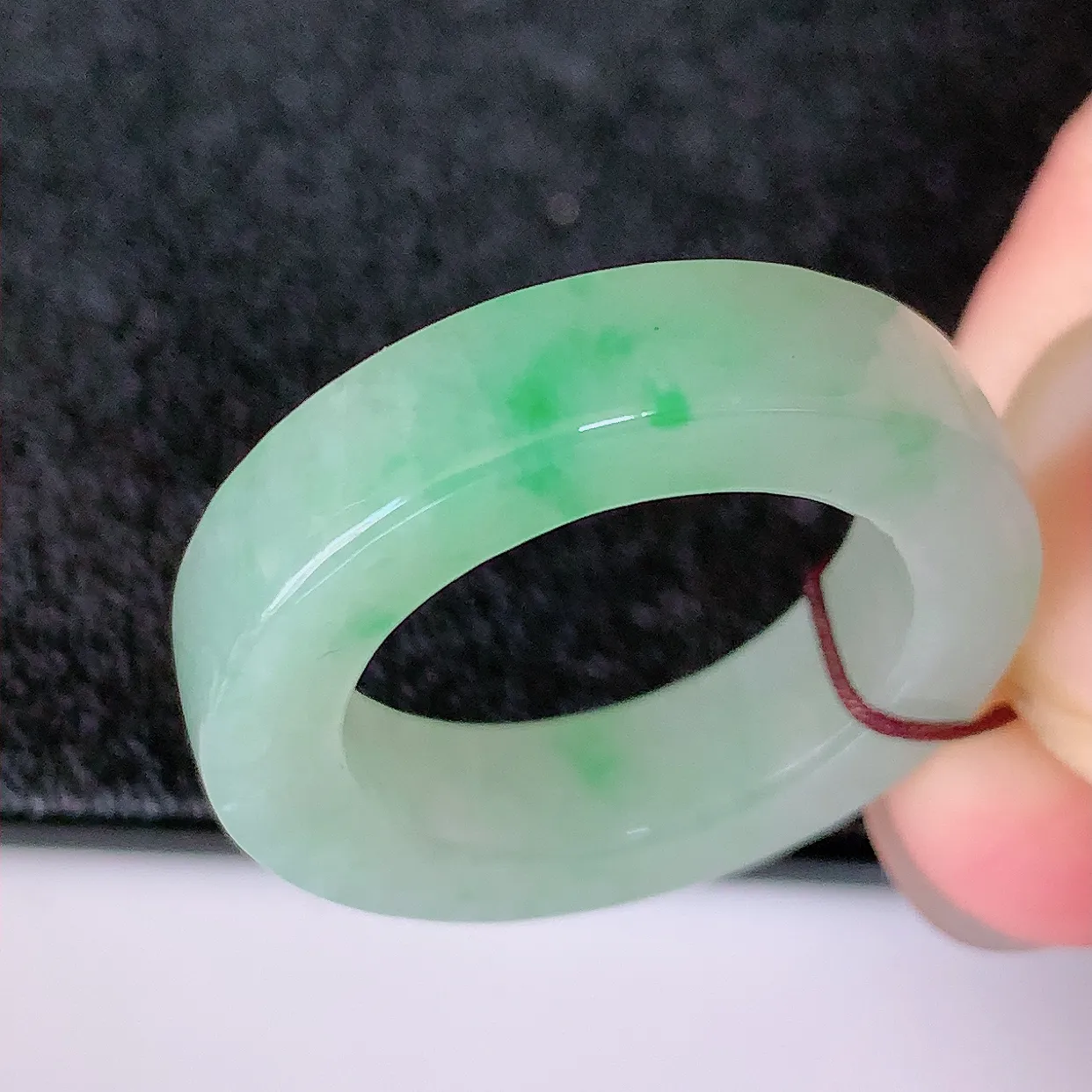 自然光实拍，17.7mm内径冰飘绿翡翠指环，玉戒指，玉质莹润，好精美好冰润的指环，16圈口，上手纤巧！#57.30尺寸17.7-5.5*4.2mm