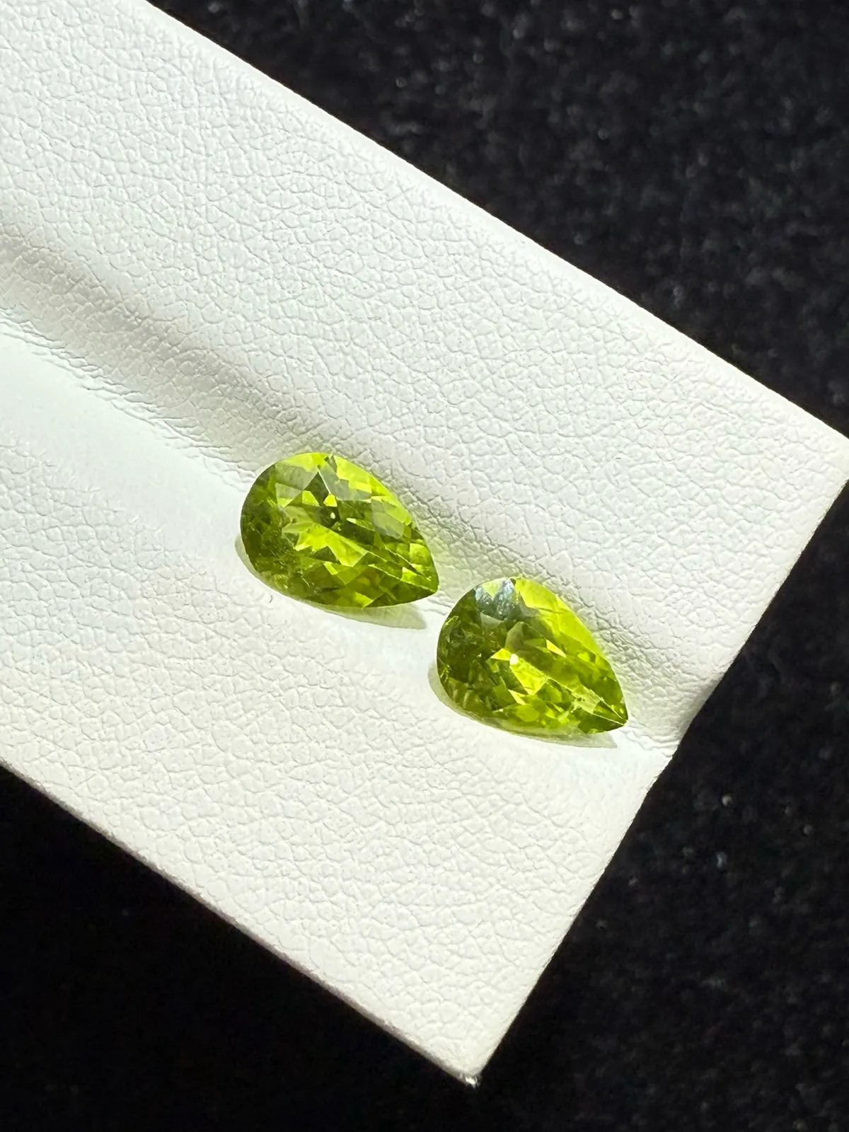 2.775ct天然橄榄石裸石，尺寸8.9×6.1×4.2mm，颜色美艳，晶体通透，火彩足
