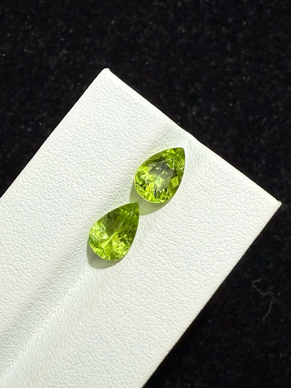 2.87ct天然橄榄石裸石，尺寸8.9×6×4.4mm，颜色美艳，晶体通透，火彩足