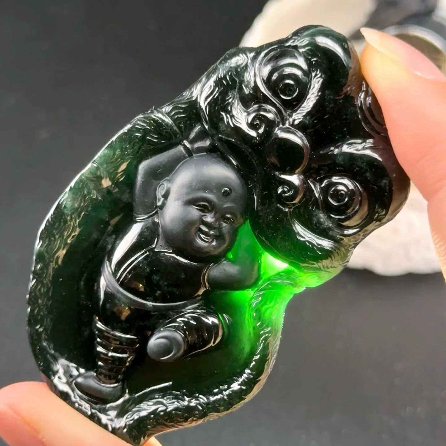 墨翠手把件 舞狮 种好色正 黑度极好 打灯通透 油性十足 尺寸67.1
