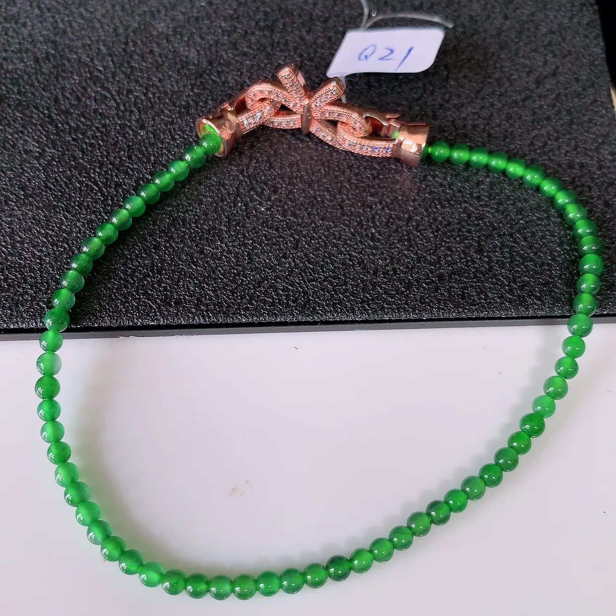 自然光实拍，冰种满绿翡翠手串手链，种老水足，冰清玉润  颜色漂亮  #49.38取一尺寸2.8mm