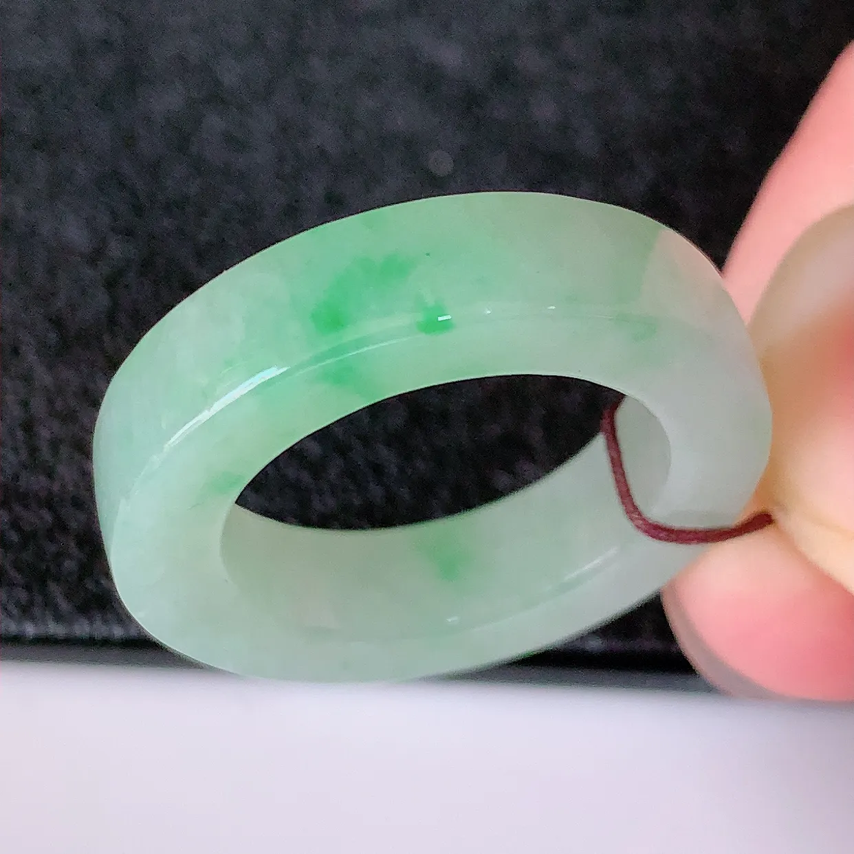 自然光实拍，17.7mm内径冰飘绿翡翠指环，玉戒指，玉质莹润，好精美好冰润的指环，16圈口，上手纤巧！#57.30尺寸17.7-5.5*4.2mm