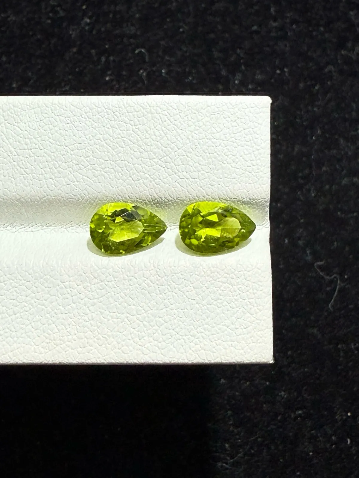 2.93ct天然橄榄石裸石，尺寸8.9×5.9×4.1mm，颜色美艳，晶体通透，火彩足