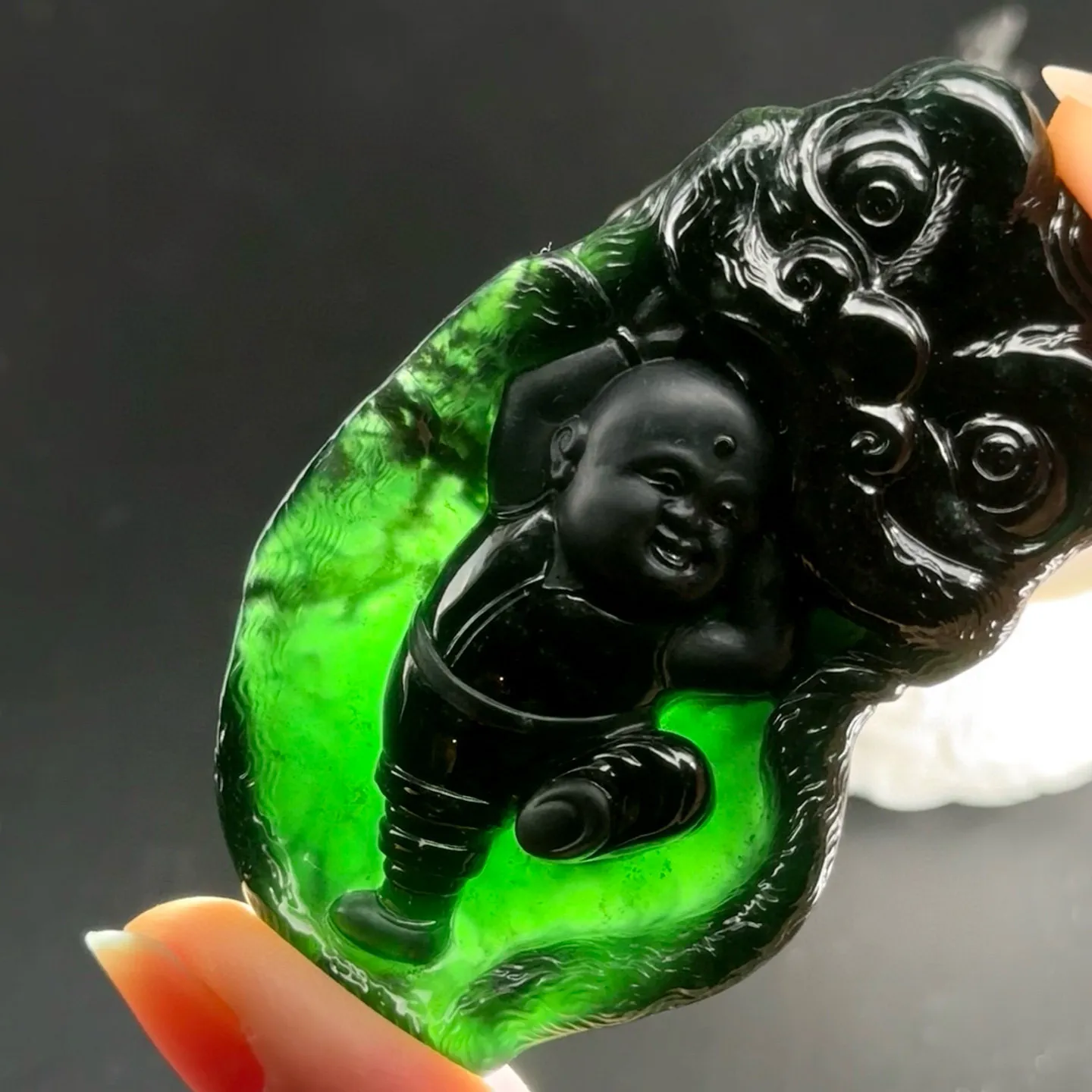 墨翠手把件 舞狮 种好色正 黑度极好 打灯通透 油性十足 尺寸67.1