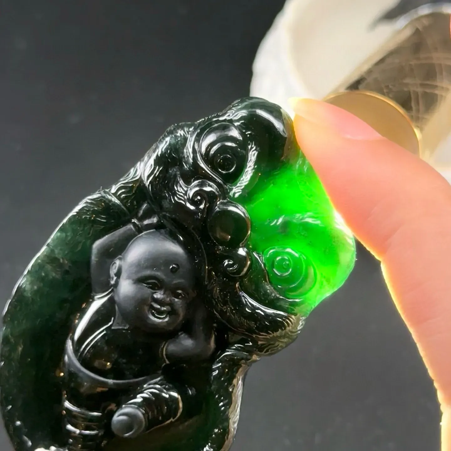 墨翠手把件 舞狮 种好色正 黑度极好 打灯通透 油性十足 尺寸67.1