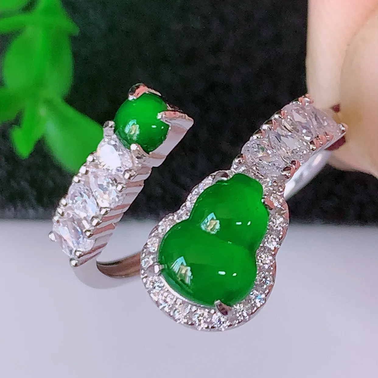 冰透满绿翡翠925银镶嵌葫芦戒指，自然光实拍，翠色灵动，颜色漂亮，种老水足，品相佳，佩戴佳品！#97