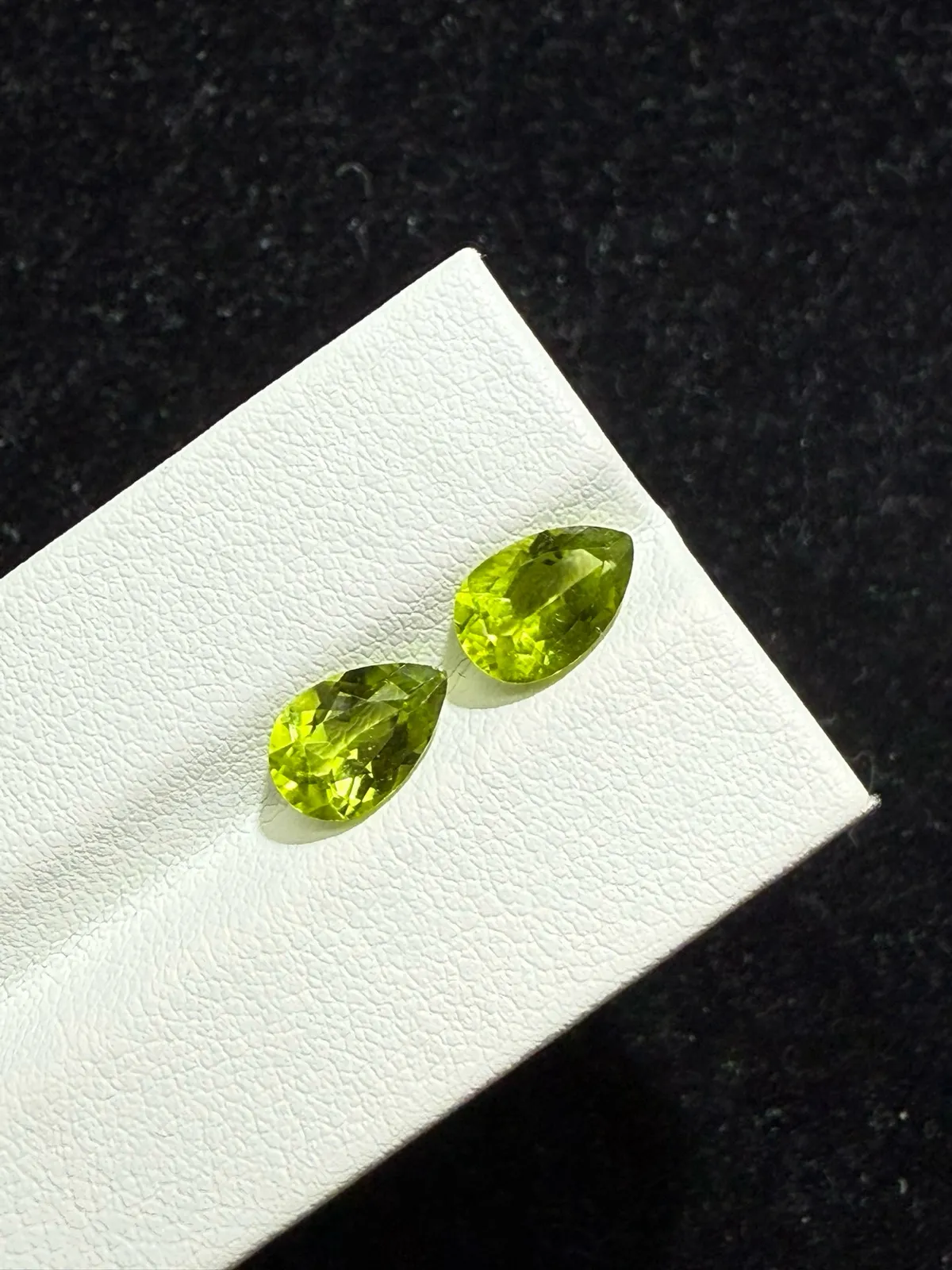 2.93ct天然橄榄石裸石，尺寸8.9×5.9×4.1mm，颜色美艳，晶体通透，火彩足