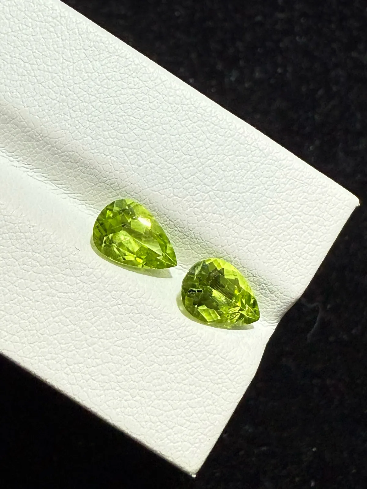 2.87ct天然橄榄石裸石，尺寸8.9×6×4.4mm，颜色美艳，晶体通透，火彩足