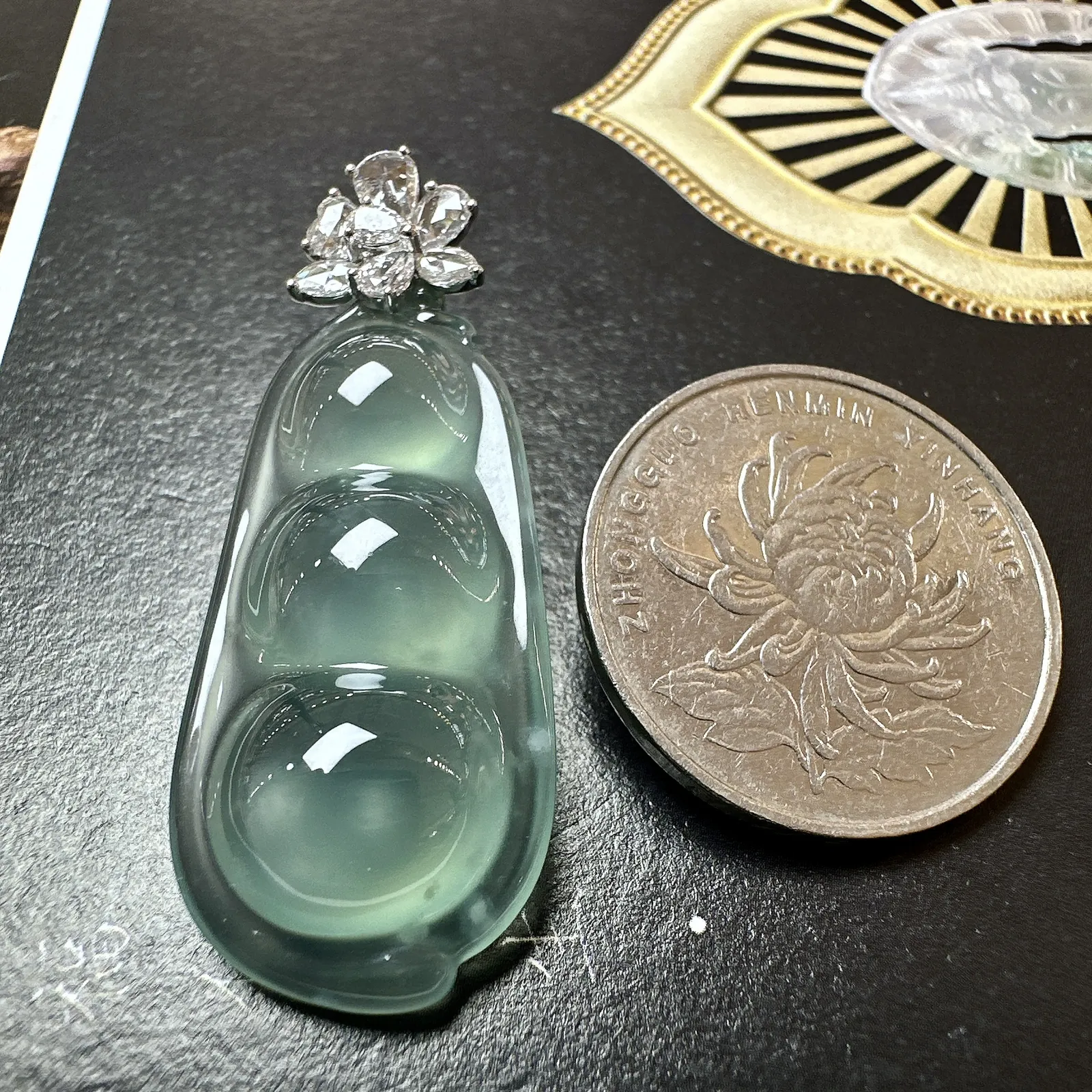 【玻璃种晴绿福豆吊坠】老坑雪花棉精品，起钢光，种地上乘，冰感十足，通透起光，饱满圆润，18k金钻镶嵌，裸石尺寸35.7*17.1*8.6毫米。