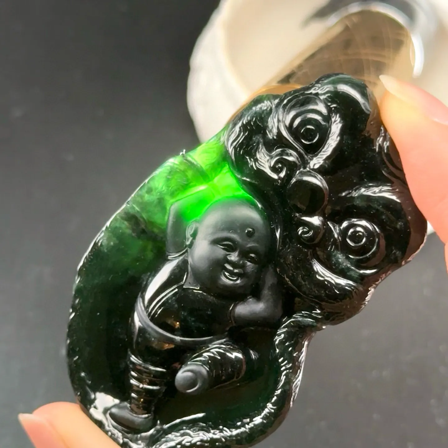 墨翠手把件 舞狮 种好色正 黑度极好 打灯通透 油性十足 尺寸67.1