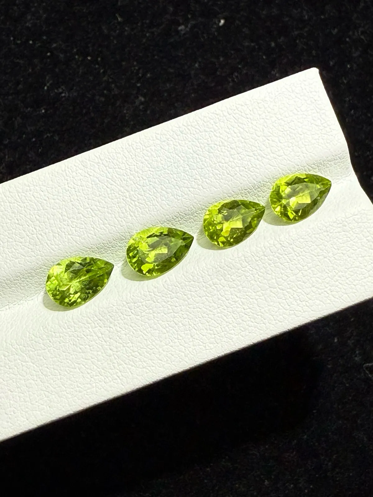 5.94ct天然橄榄石裸石，尺寸9.1×6.1×4.5mm，颜色美艳，晶体通透，火彩足