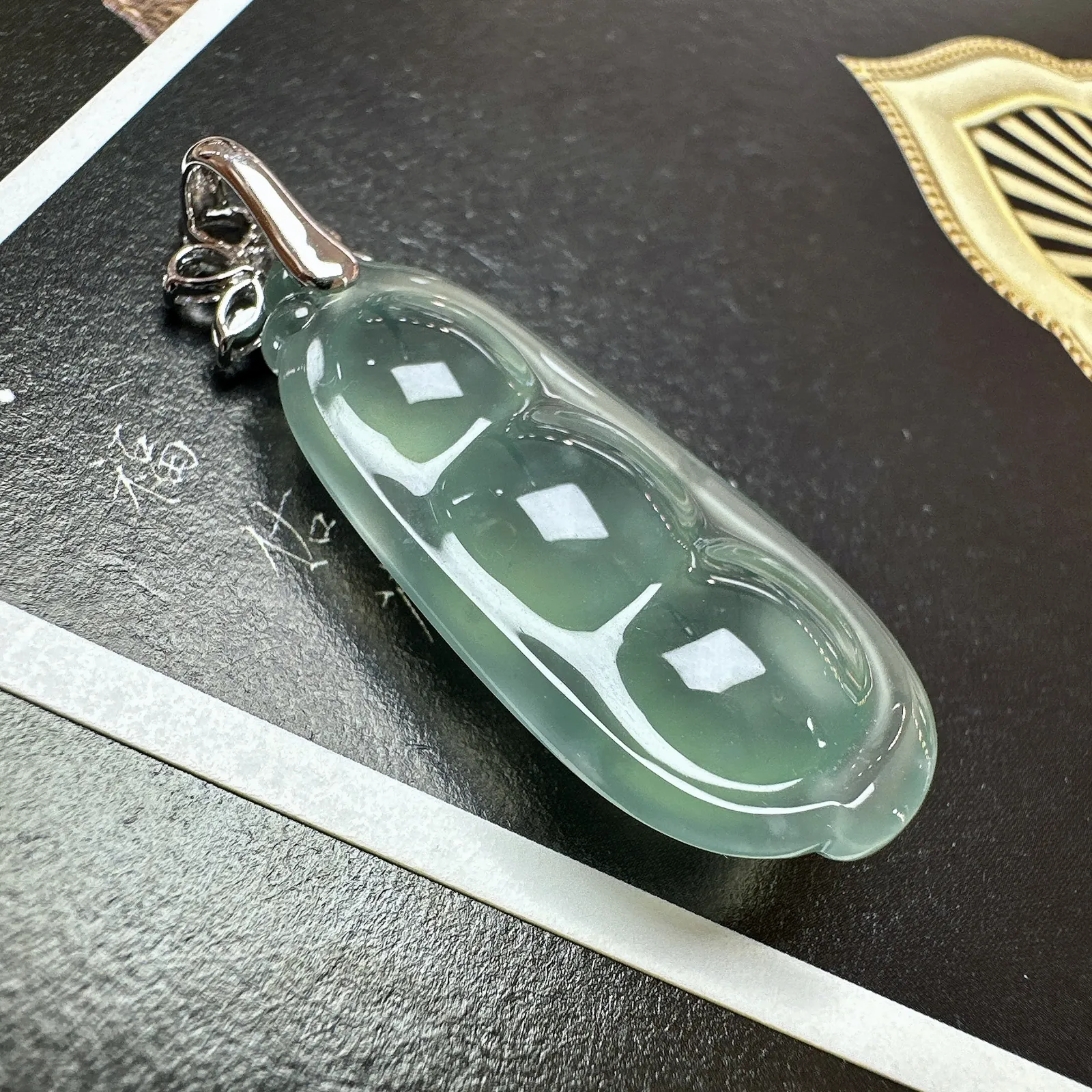 【玻璃种晴绿福豆吊坠】老坑雪花棉精品，起钢光，种地上乘，冰感十足，通透起光，饱满圆润，18k金钻镶嵌，裸石尺寸35.7*17.1*8.6毫米。