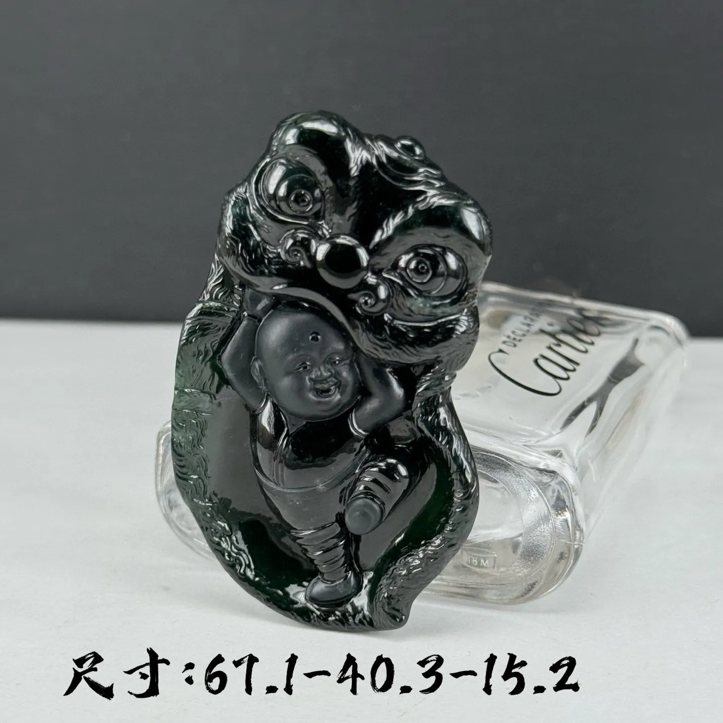 墨翠手把件 舞狮 种好色正 黑度极好 打灯通透 油性十足 尺寸67.1