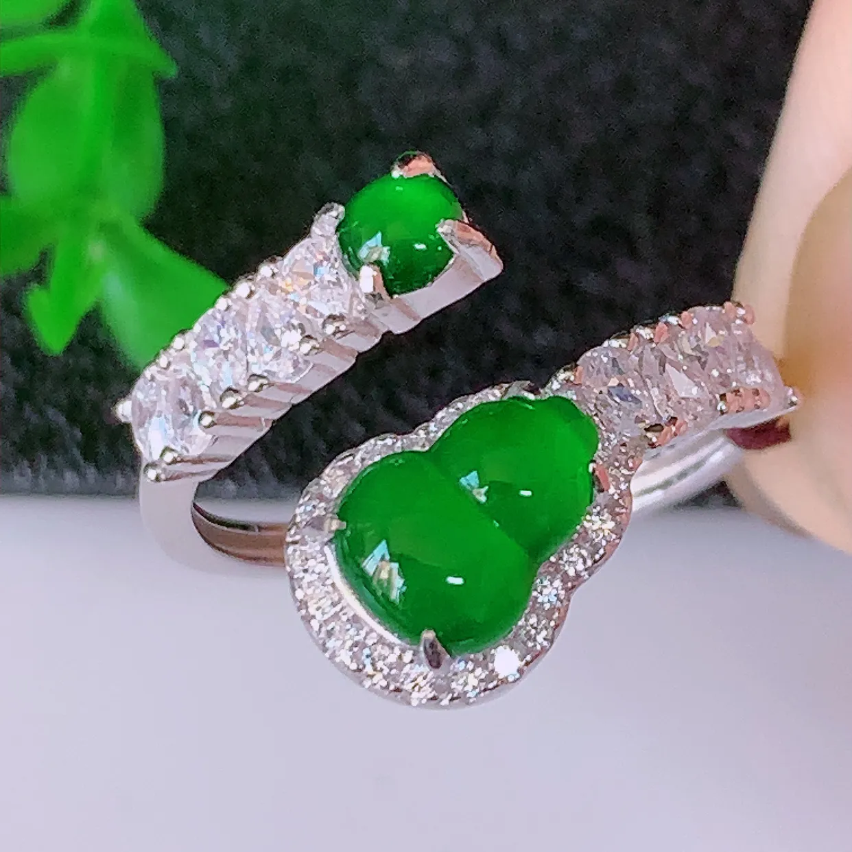 冰透满绿翡翠925银镶嵌葫芦戒指，自然光实拍，翠色灵动，颜色漂亮，种老水足，品相佳，佩戴佳品！#97.30（圈口可调大小）整体24*17.7*5.5裸石7.7*5.5