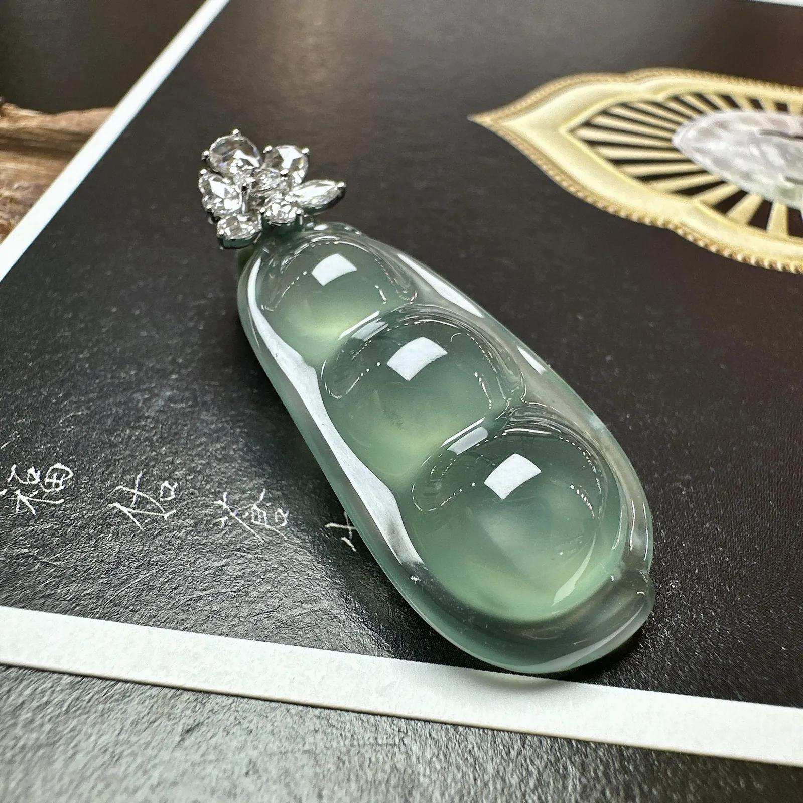 【玻璃种晴绿福豆吊坠】老坑雪花棉精品，起钢光，种地上乘，冰感十足，通透起光，饱满圆润，18k金钻镶嵌，裸石尺寸35.7*17.1*8.6毫米。