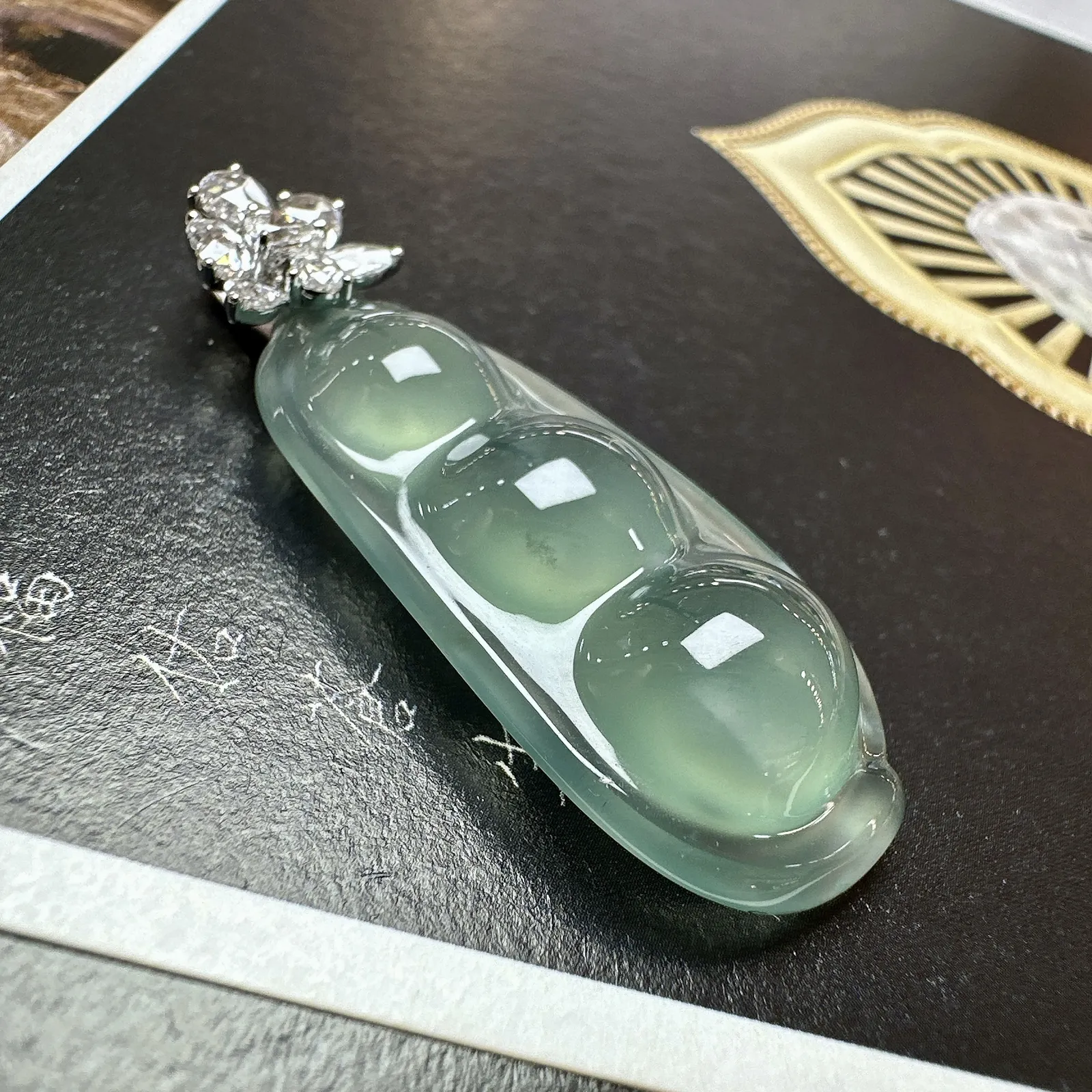 【玻璃种晴绿福豆吊坠】老坑雪花棉精品，起钢光，种地上乘，冰感十足，通透起光，饱满圆润，18k金钻镶嵌，裸石尺寸35.7*17.1*8.6毫米。