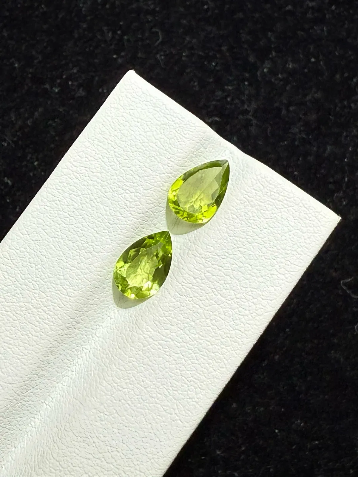 2.375ct天然橄榄石裸石，尺寸8.8×6.1×3.2mm，颜色美艳，晶体通透，火彩足