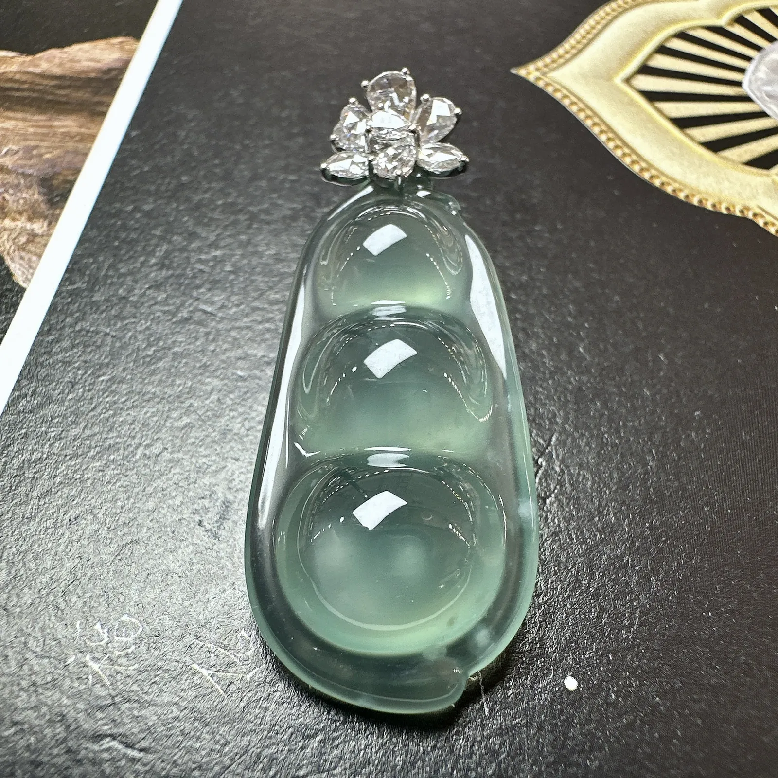 【玻璃种晴绿福豆吊坠】老坑雪花棉精品，起钢光，种地上乘，冰感十足，通透起光，饱满圆润，18k金钻镶嵌
