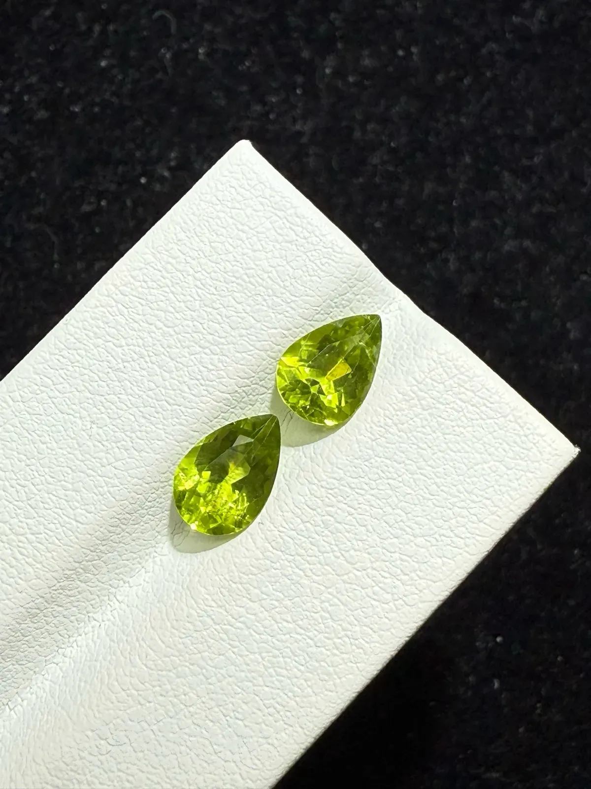 2.775ct天然橄榄石裸石，尺寸8.9×6.1×4.2mm，颜色美艳，晶体通透，火彩足