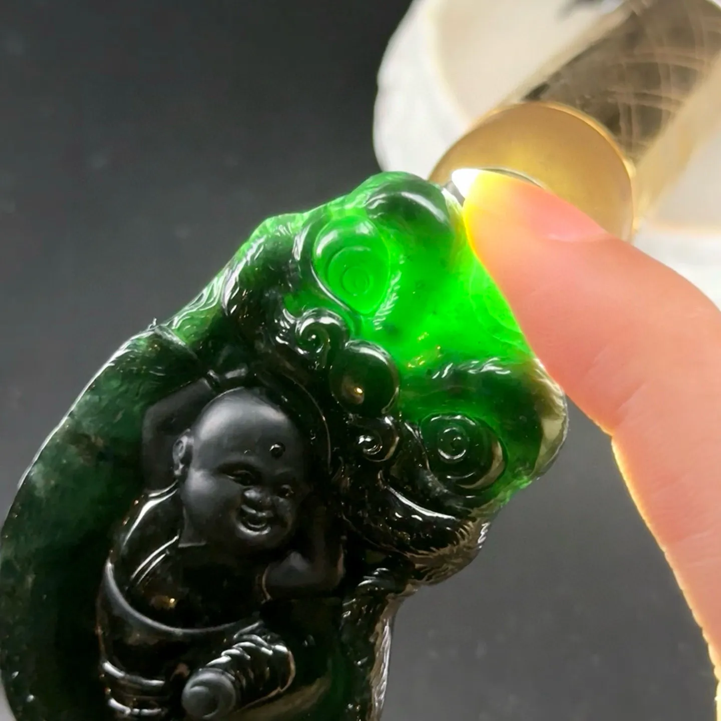 墨翠手把件 舞狮 种好色正 黑度极好 打灯通透 油性十足 尺寸67.1