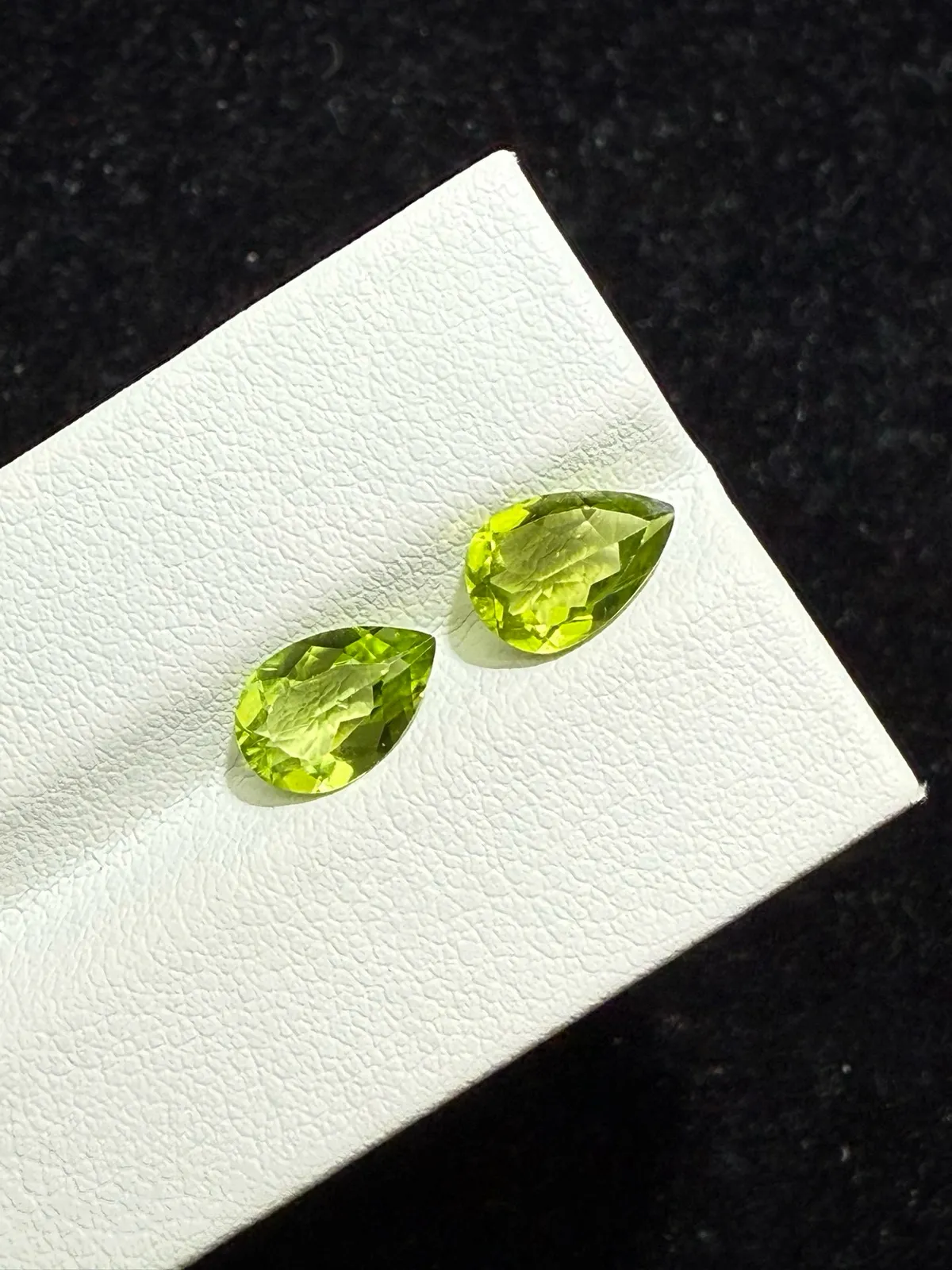 2.375ct天然橄榄石裸石，尺寸8.8×6.1×3.2mm，颜色美艳，晶体通透，火彩足