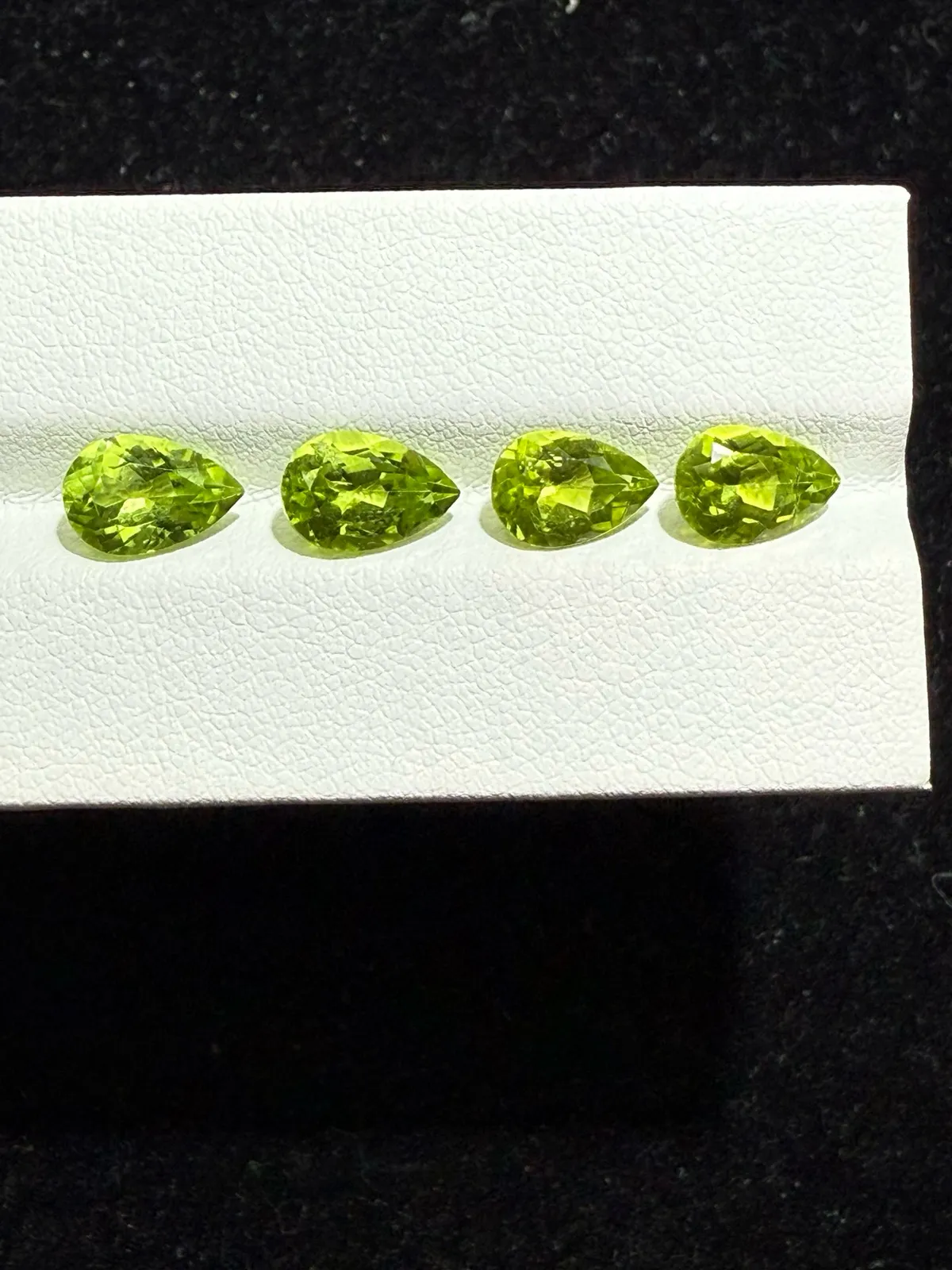 5.94ct天然橄榄石裸石，尺寸9.1×6.1×4.5mm，颜色美艳，晶体通透，火彩足