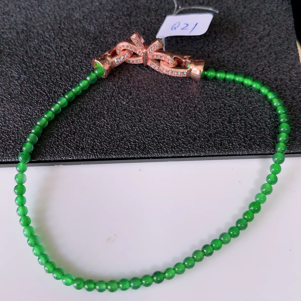 自然光实拍，冰种满绿翡翠手串手链，种老水足，冰清玉润  颜色漂亮  #49.38取一尺寸2.8mm