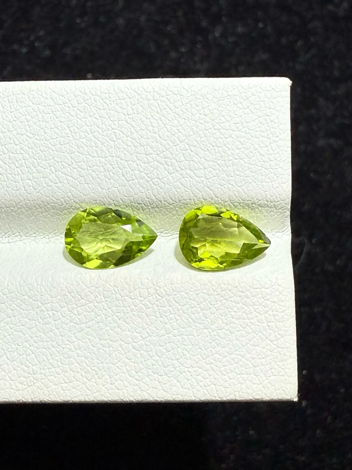 2.375ct天然橄榄石裸石，尺寸8.8×6.1×3.2mm，颜色美艳，晶体通透，火彩足