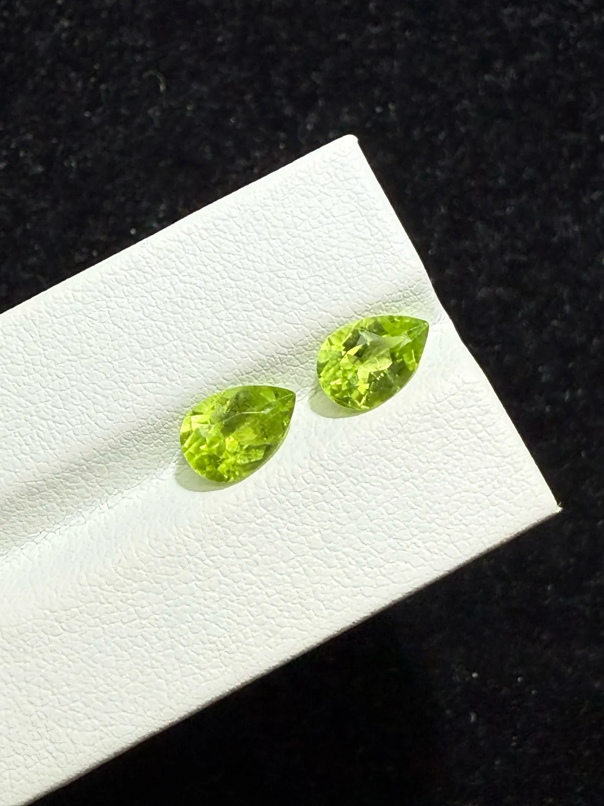 2.795ct天然橄榄石裸石，尺寸8.9×6×4.3mm，颜色美艳，晶体通透，火彩足