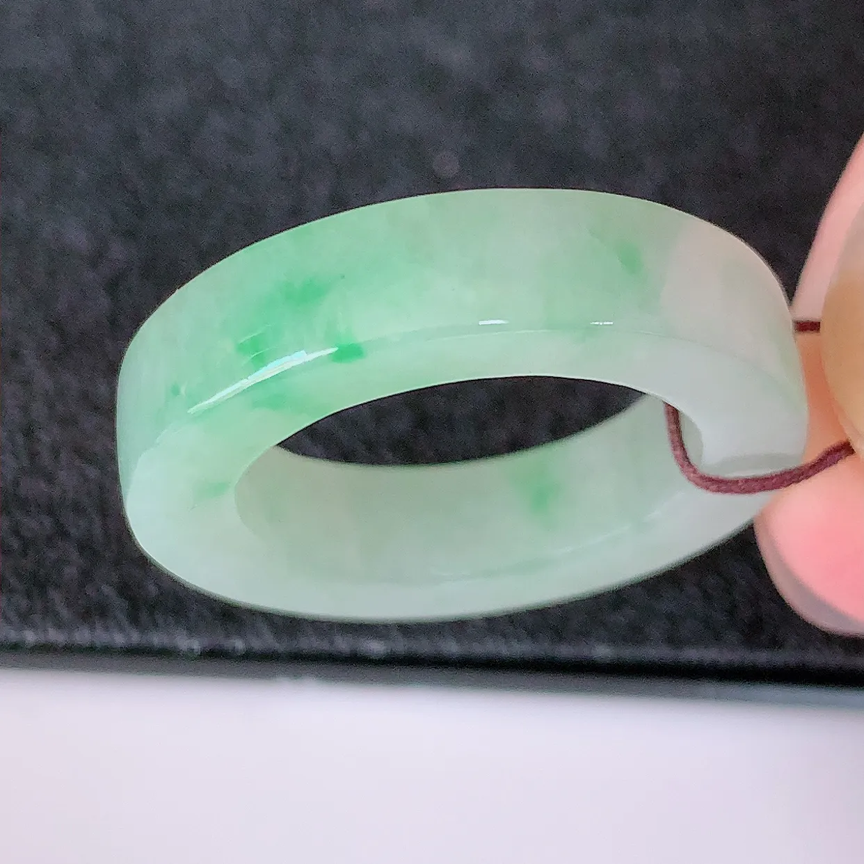 自然光实拍，17.7mm内径冰飘绿翡翠指环，玉戒指，玉质莹润，好精美好冰润的指环，16圈口，上手纤巧！#57.30尺寸17.7-5.5*4.2mm