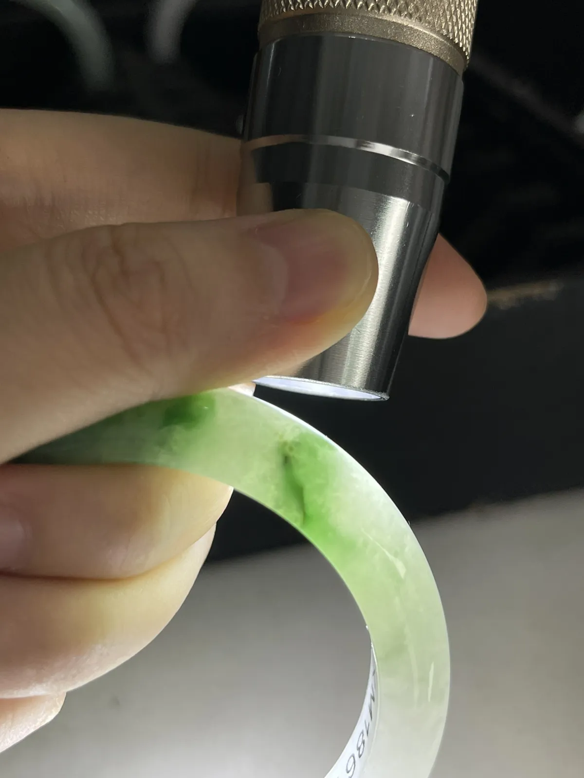 正圈52.4圈口，翡翠糯化种飘绿手镯