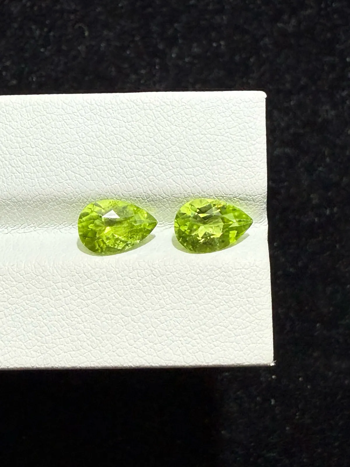 2.795ct天然橄榄石裸石，尺寸8.9×6×4.3mm，颜色美艳，晶体通透，火彩足