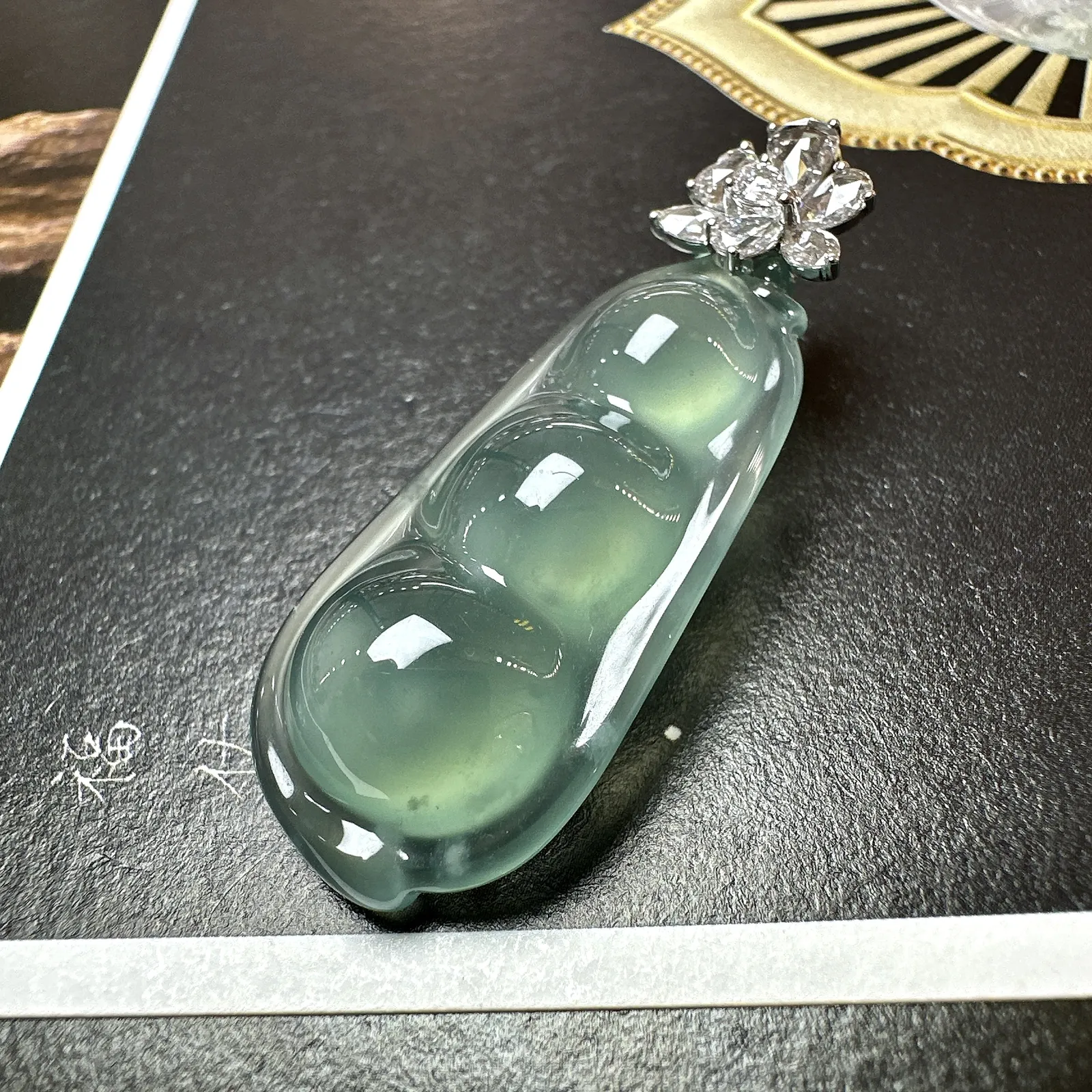【玻璃种晴绿福豆吊坠】老坑雪花棉精品，起钢光，种地上乘，冰感十足，通透起光，饱满圆润，18k金钻镶嵌，裸石尺寸35.7*17.1*8.6毫米。
