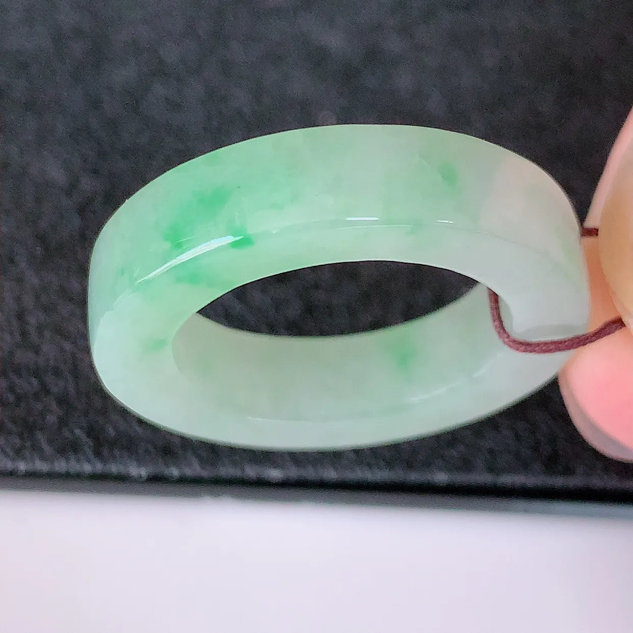 自然光实拍，17.7mm内径冰飘绿翡翠指环，玉戒指，玉质莹润，好精美好冰润的指环，16圈口，上手纤巧