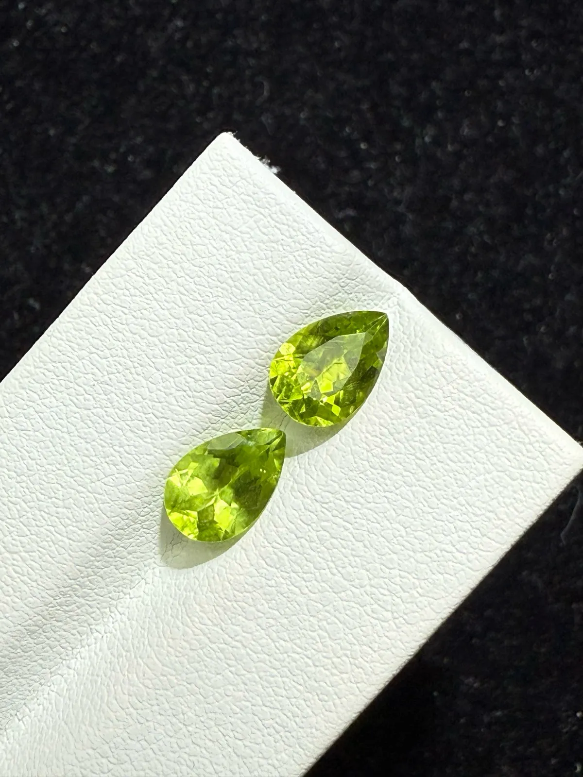 2.84ct天然橄榄石裸石，尺寸8.9×6.1×4.2mm，颜色美艳，晶体通透，火彩足