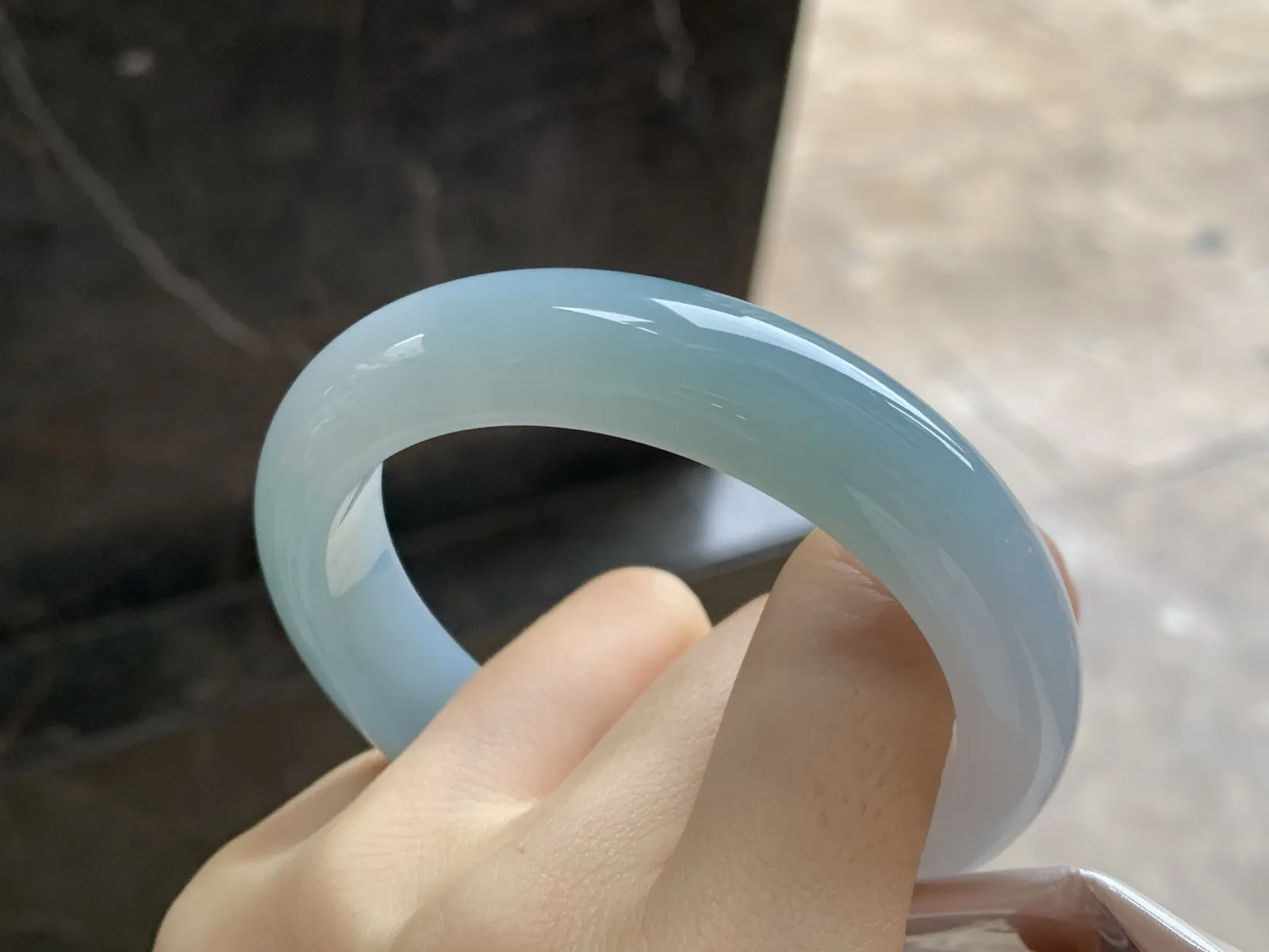 糯冰种蓝水手镯
尺寸：55.7-13-8.8mm
底子细腻干净～种好