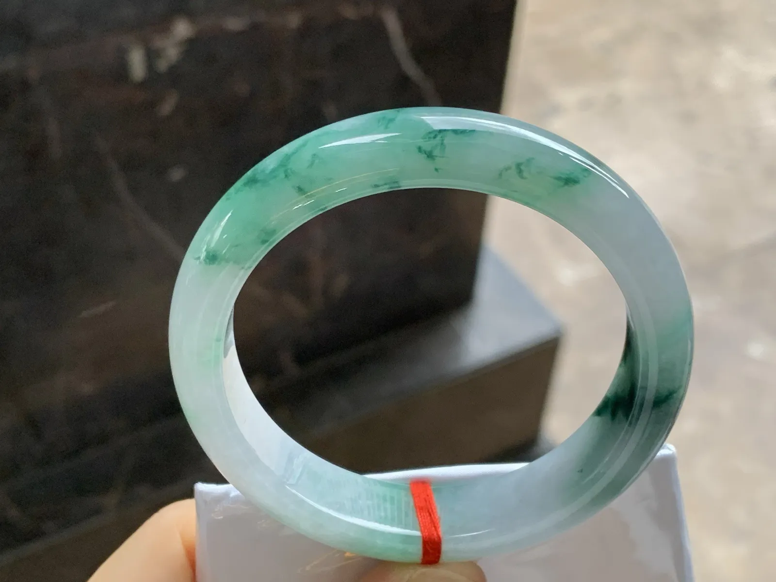 飘绿花手镯
尺寸：56.8-13-8.3mm
肉质细腻干净～飘花点缀