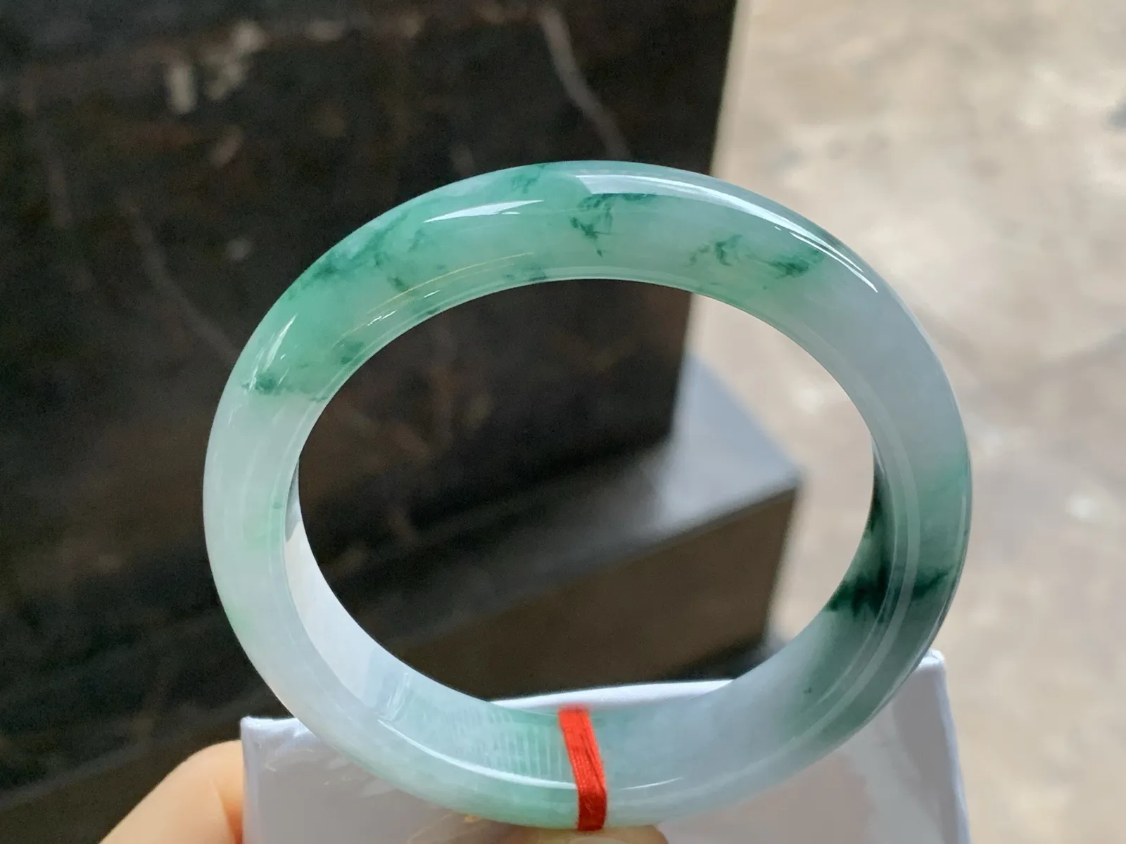飘绿花手镯
尺寸：56.8-13-8.3mm
肉质细腻干净～飘花点缀